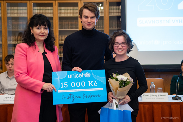 Výkonná ředitelka UNICEF ČR a influencer Karel (Kovy) Kovář předávají cenu vítězce Krystýně Kedrové